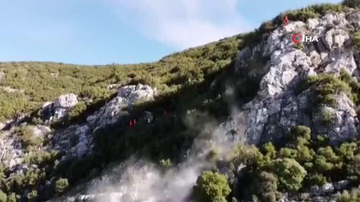 Karayolunda tehlike oluşturan kayalar temizleniyor