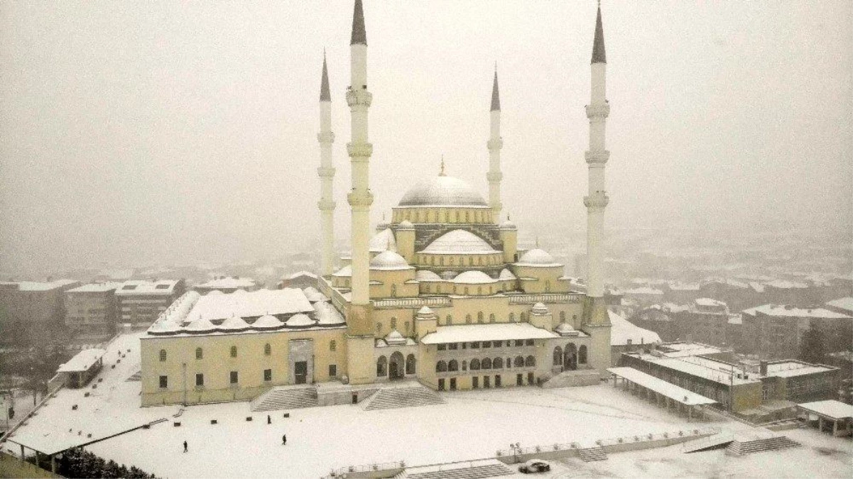 Ankara\'nın incisi Kocatepe Camisi beyaza büründü