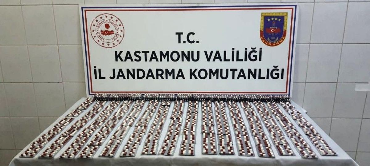 Aracın kapısından 2 bin 240 adet uyuşturucu hap çıktı