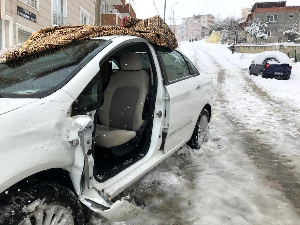 Aracının üzerinde biriken karı temizlerken otomobil çarptı