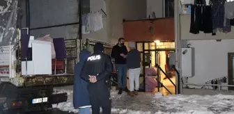 Ayrılmak için eşyalarını almaya gelen sevgilisini öldüren şahıs, kadının cansız bedenini rehin aldı