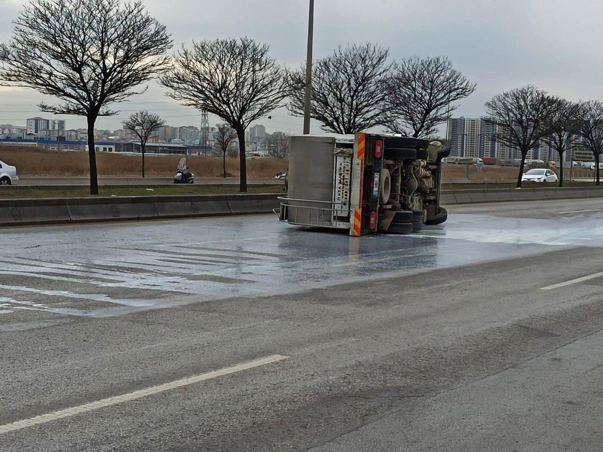 Başkent\'te süt kamyonu devrildi: 1 yaralı