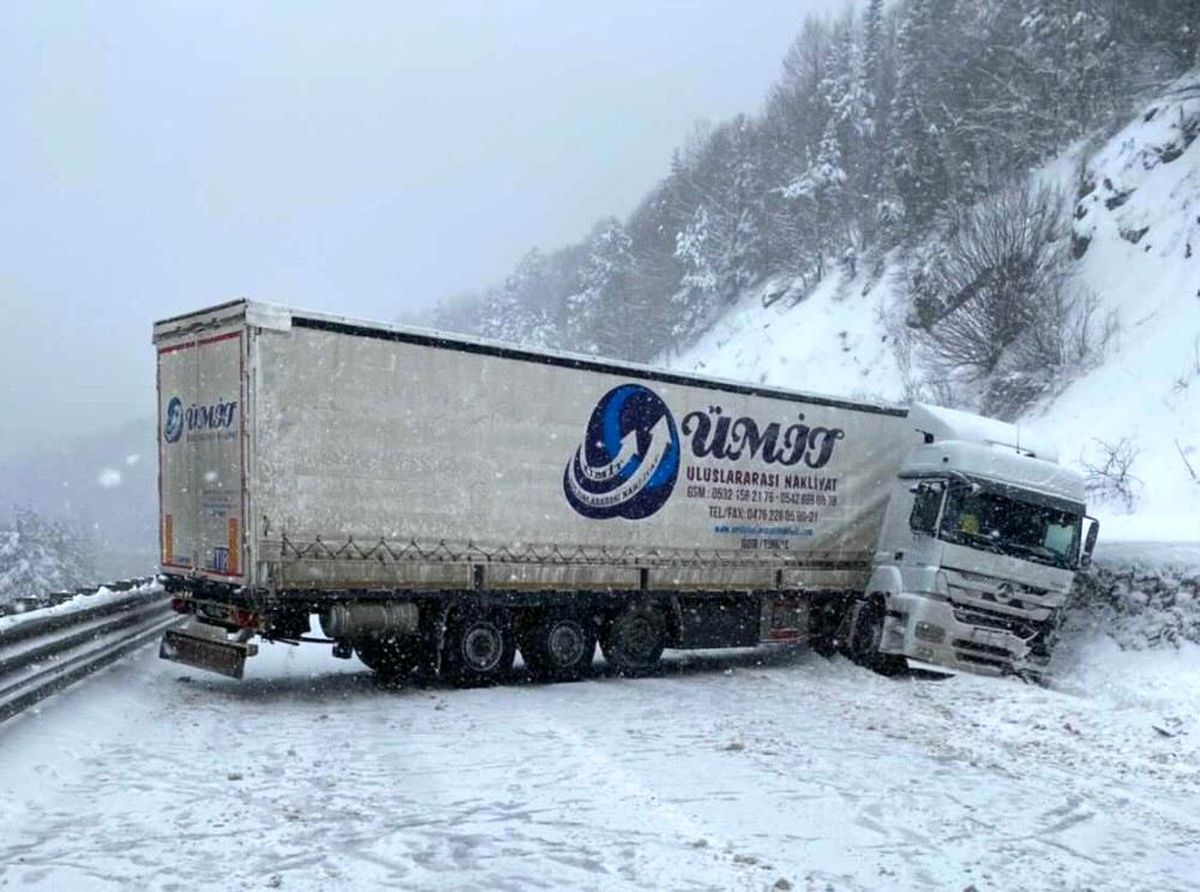 Bursa\'da TIR kazası Ankara yolunu trafiğe kapattı