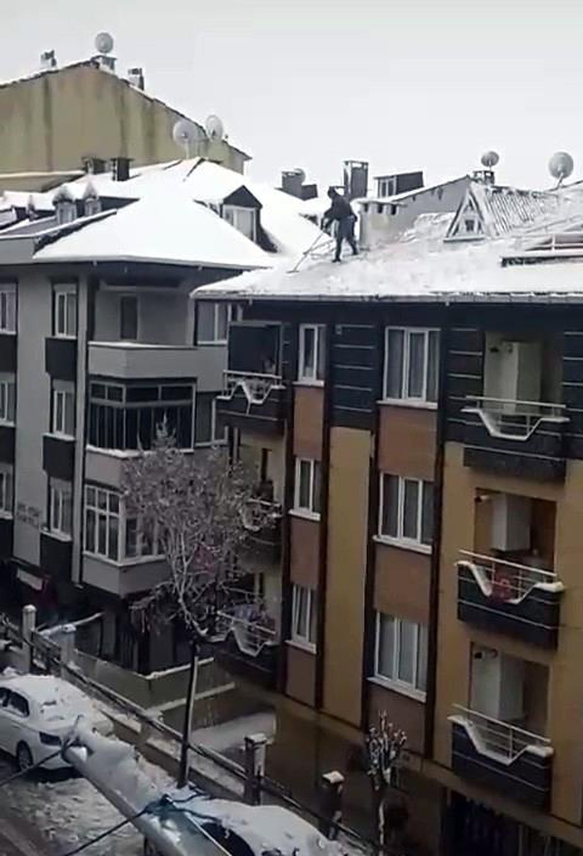 Son dakika haberleri... Çatıda tehlikeli kar temizleme anı kamerada