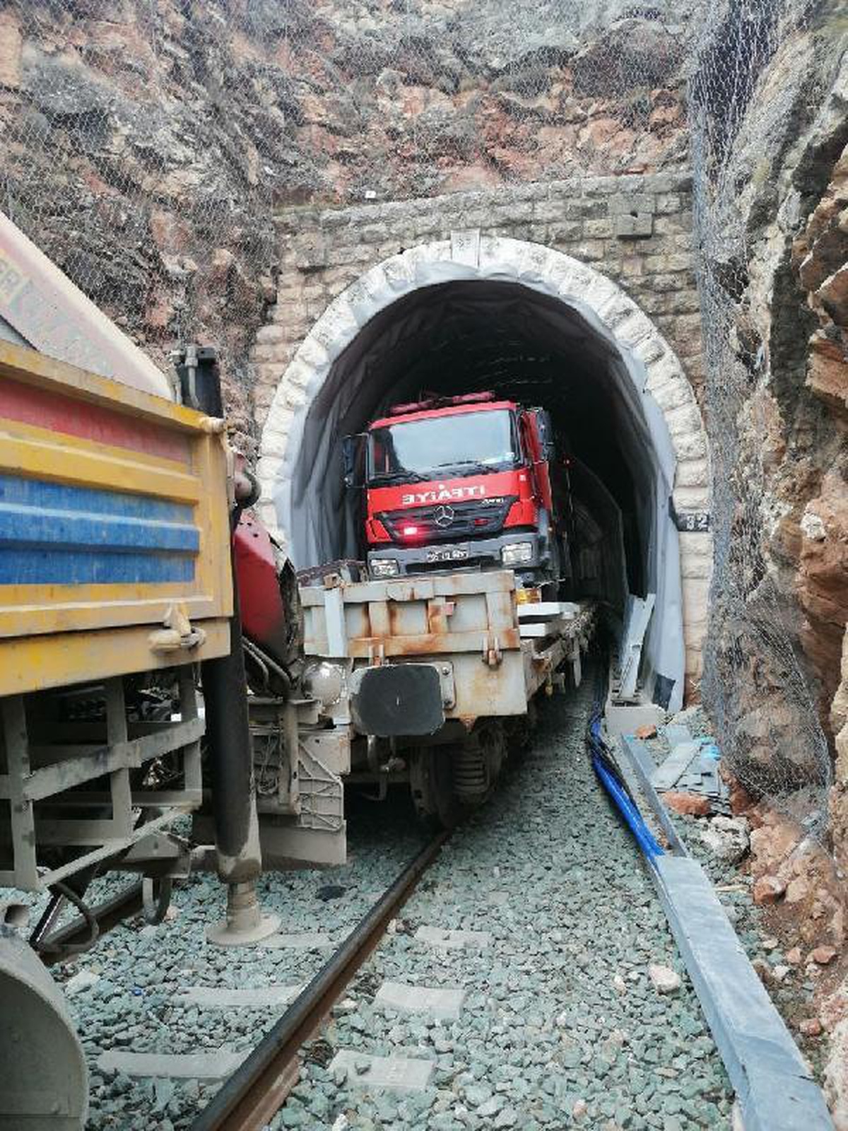 Demir yolu tünelindeki yangına vagonla taşınan itfaiye aracıyla müdahale edildi
