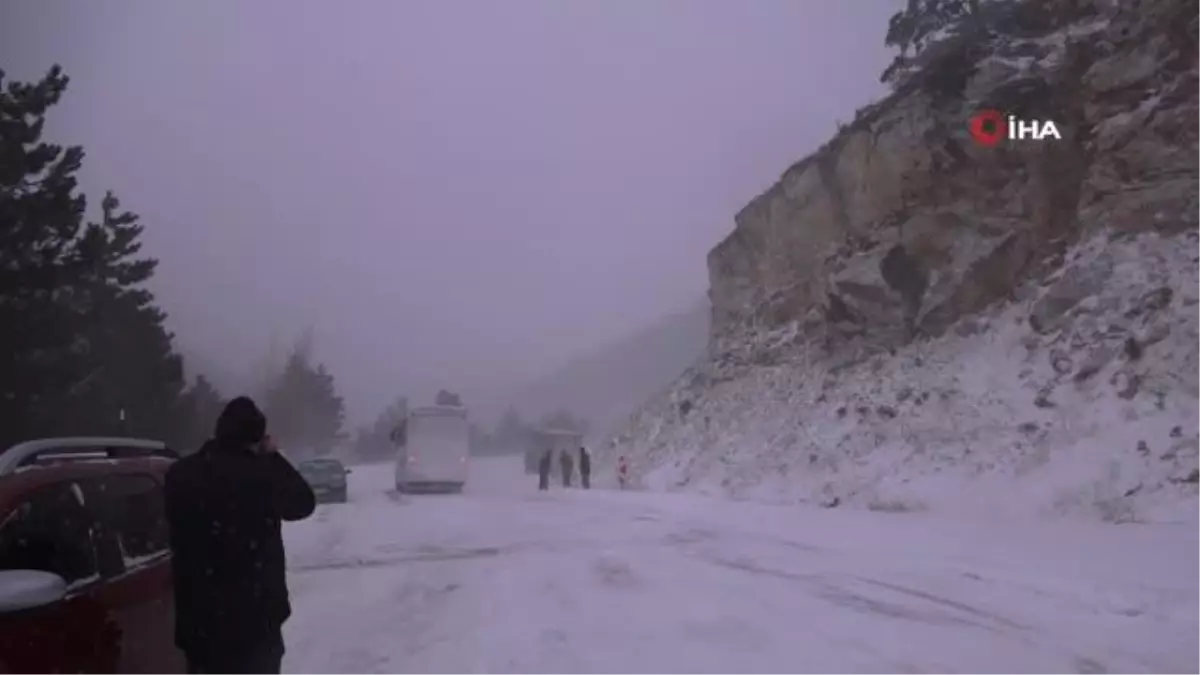 Domaniç'te kar yağışı ulaşımı etkiliyor