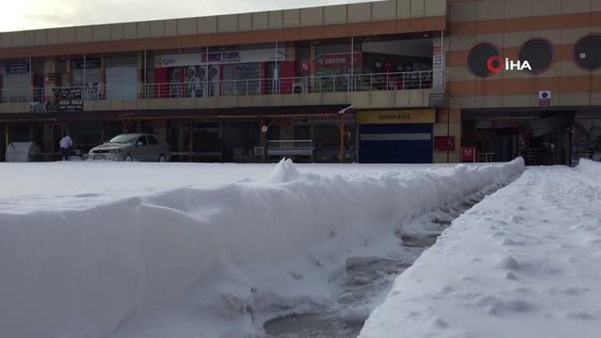 Dükkanlarını açan esnafların karla mücadele çalışması