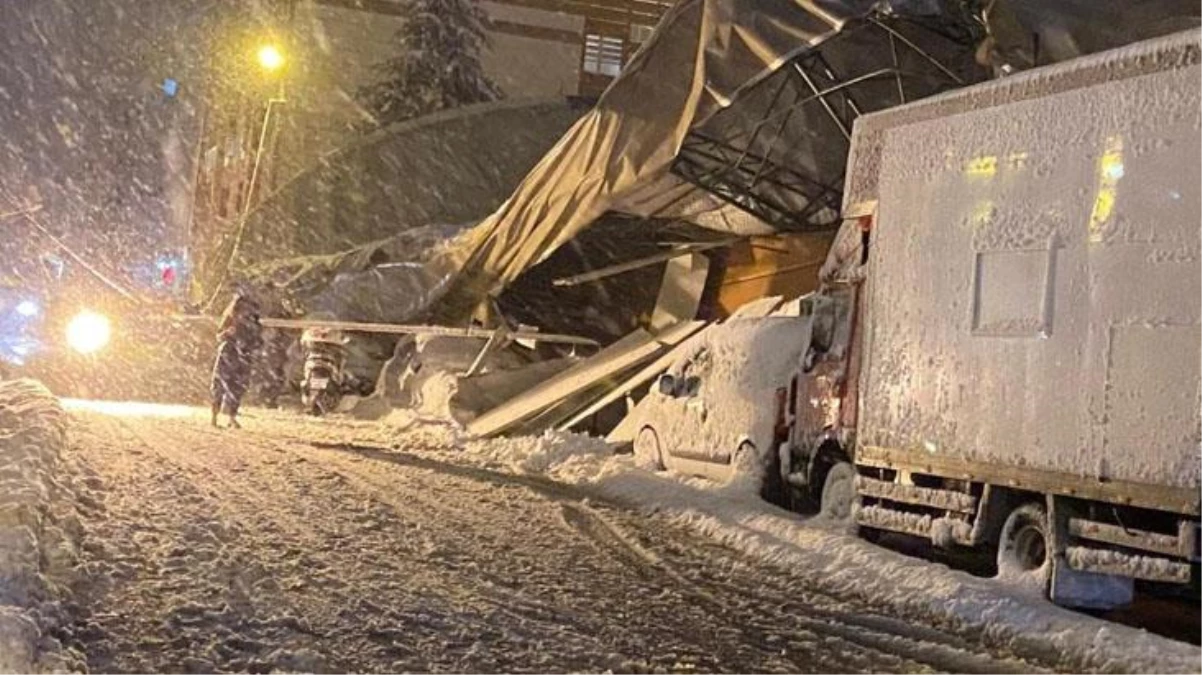 Eyüpsultan\'da kar nedeniyle lisenin spor salonunun çadır çatısı çöktü