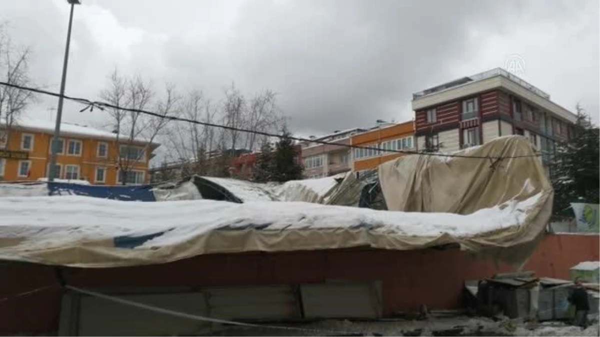 Eyüpsultan\'da kar nedeniyle lisenin spor salonunun çadır çatısı çöktü