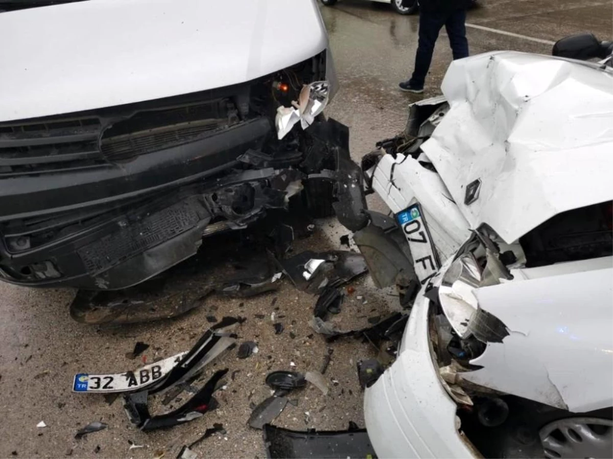 Isparta\'da minibüs ile otomobil çarpıştı: 4\'ü öğretmen 6 yaralı