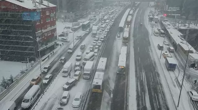 İstanbul'da kar yeniden bastırdı, iş çıkışı trafik kilitlendi İstanbul'da kar yeniden bastırdı, iş çıkışı trafik kilitlendi