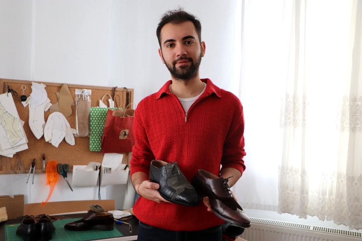 İstediği ayakkabıyı internette bulamayınca kendi ayakkabısını yapmaya başladı, şimdi ise Türkiye\'ye satıyor
