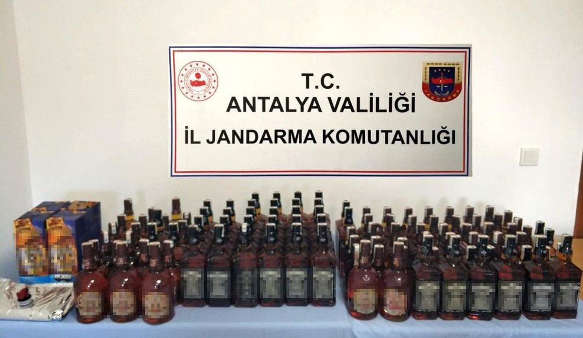 Son dakika... Jandarmanın operasyon yaptığı araçtan 110 şişe kaçak içki çıktı