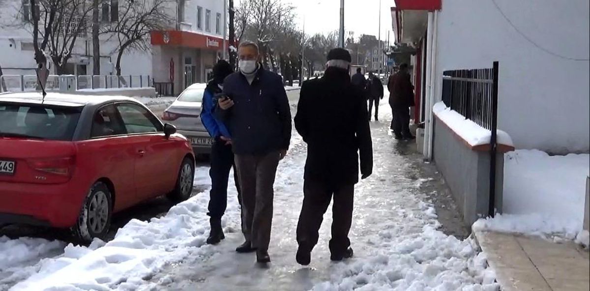Kaldırımlar buz pisti