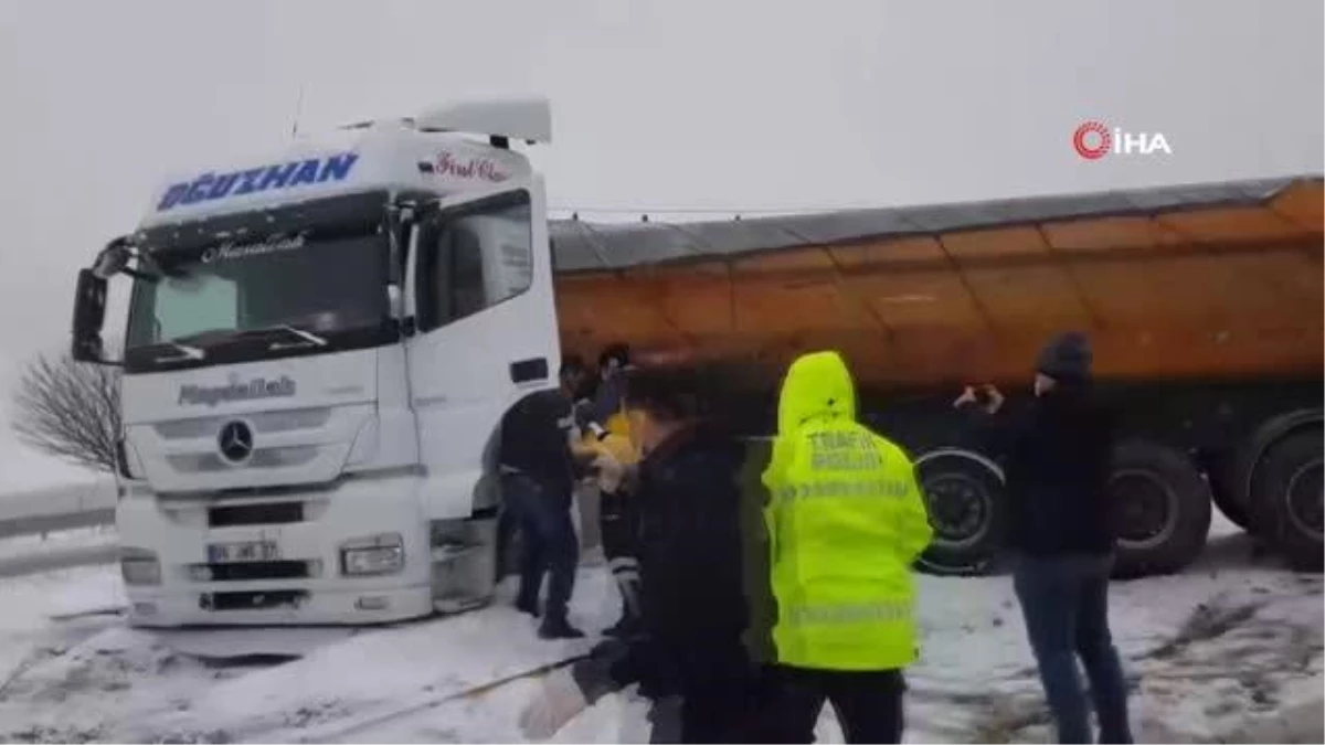 Kar yağışı beraberinde kazaları getirdi: 3 kaza, 6 yaralı