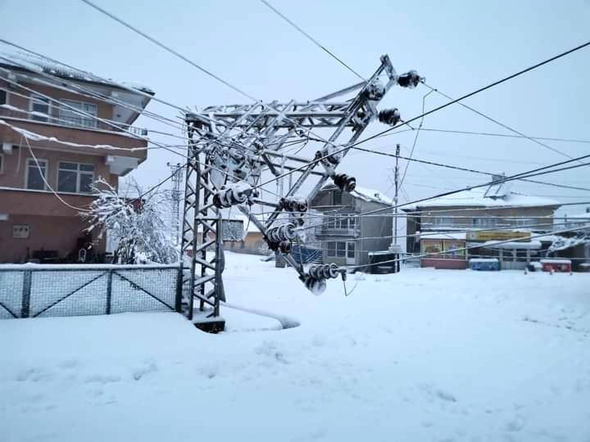 Kar yağışı elektrik direklerini devirdi