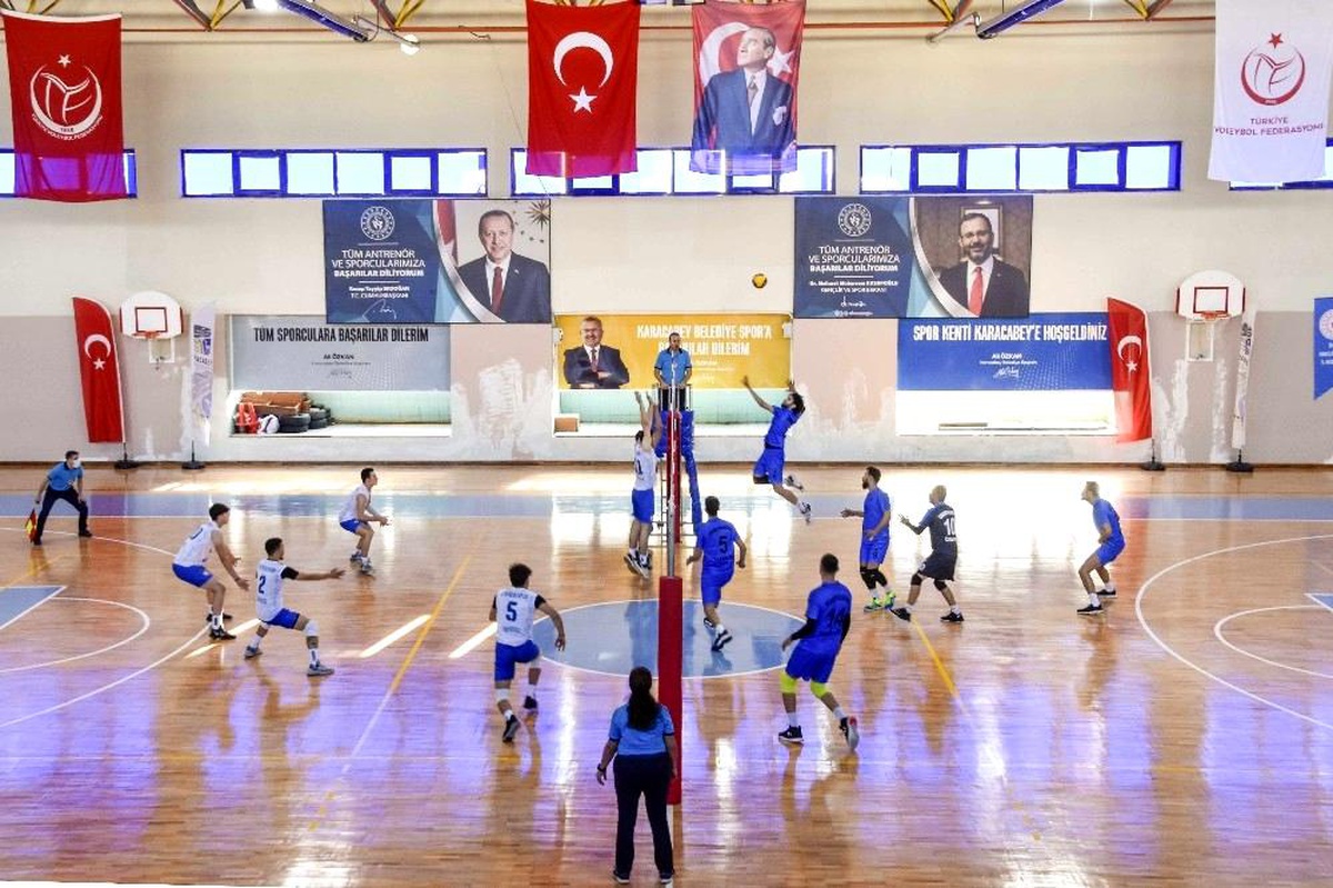 Karacabey Belediyespor Voleybol Takımı şampiyonluk yolunda tam gaz