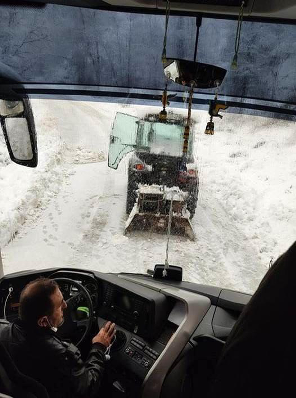 Karda kayan yolcu otobüsü yoldan çıktı
