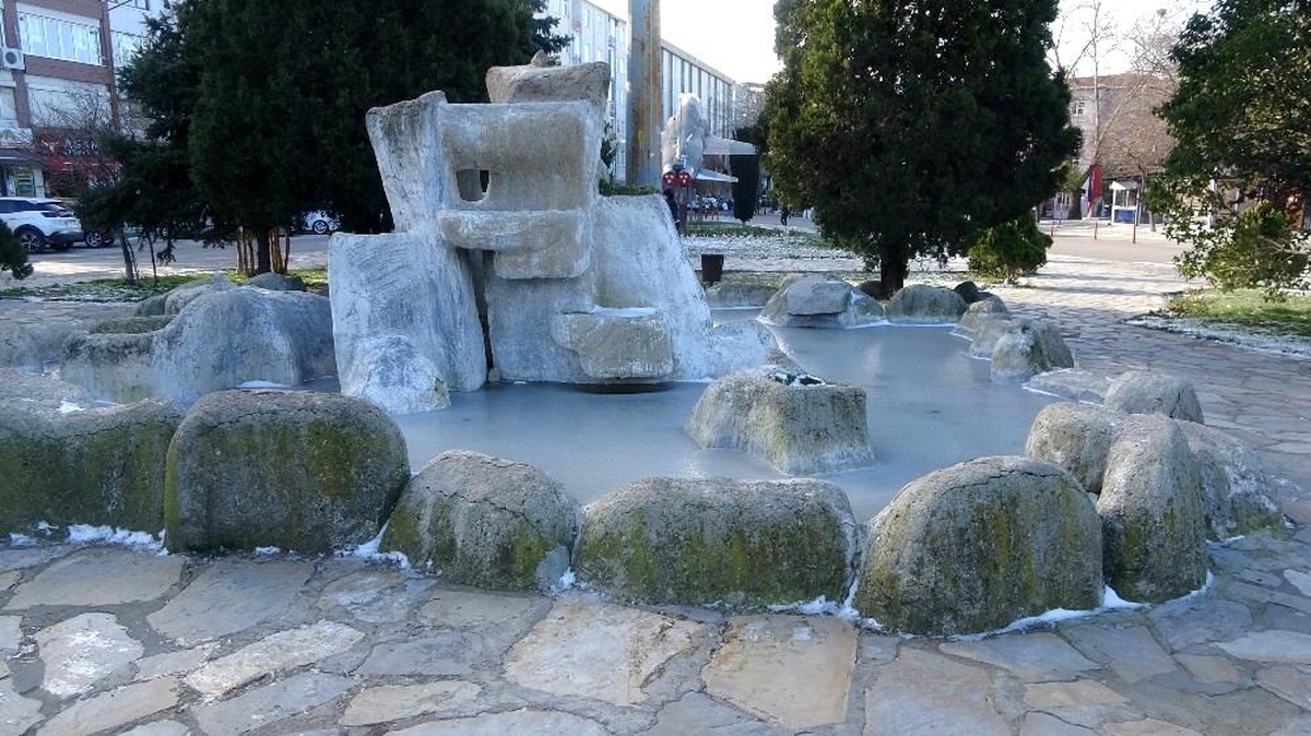 Kırklareli\'nde kar yerini soğuk havaya bıraktı
