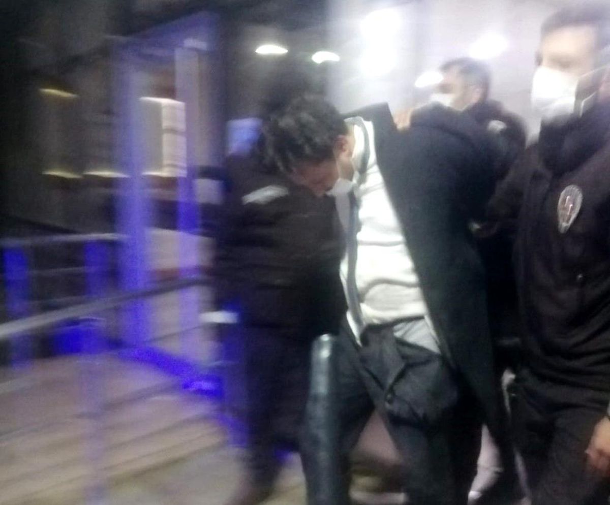 Polisten kaçıp aracı ile belediye binasına daldı, havalandırma boşluğunda yakalandı