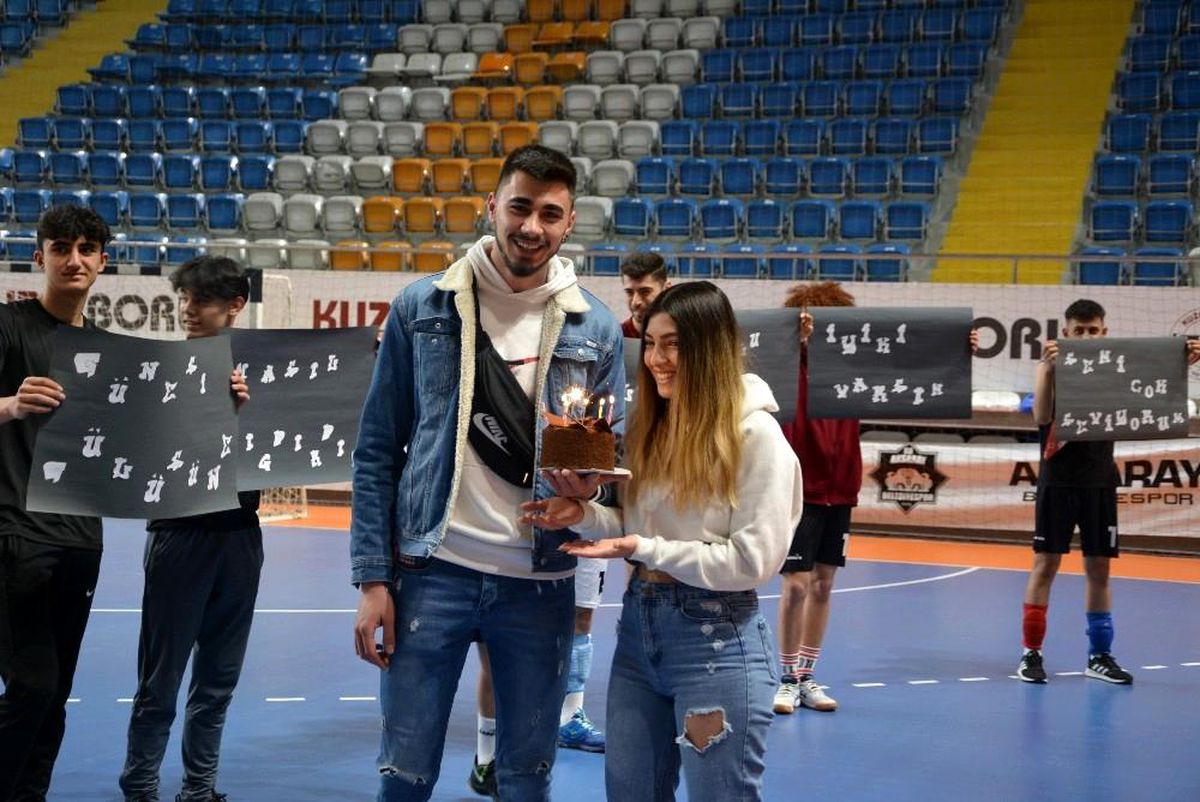 Salonda maç öncesi sevgililer günü kutlaması