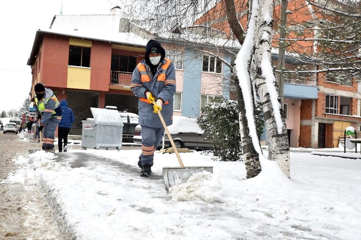 Tepebaşı\'nda kar ile mücadele sürüyor