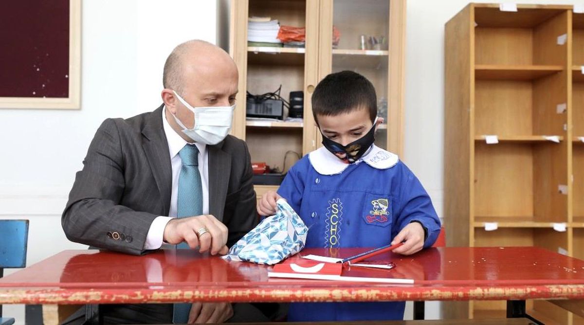 Vali Varol yüz yüze eğitimin ilk gününde öğrencilerle bir araya geldi
