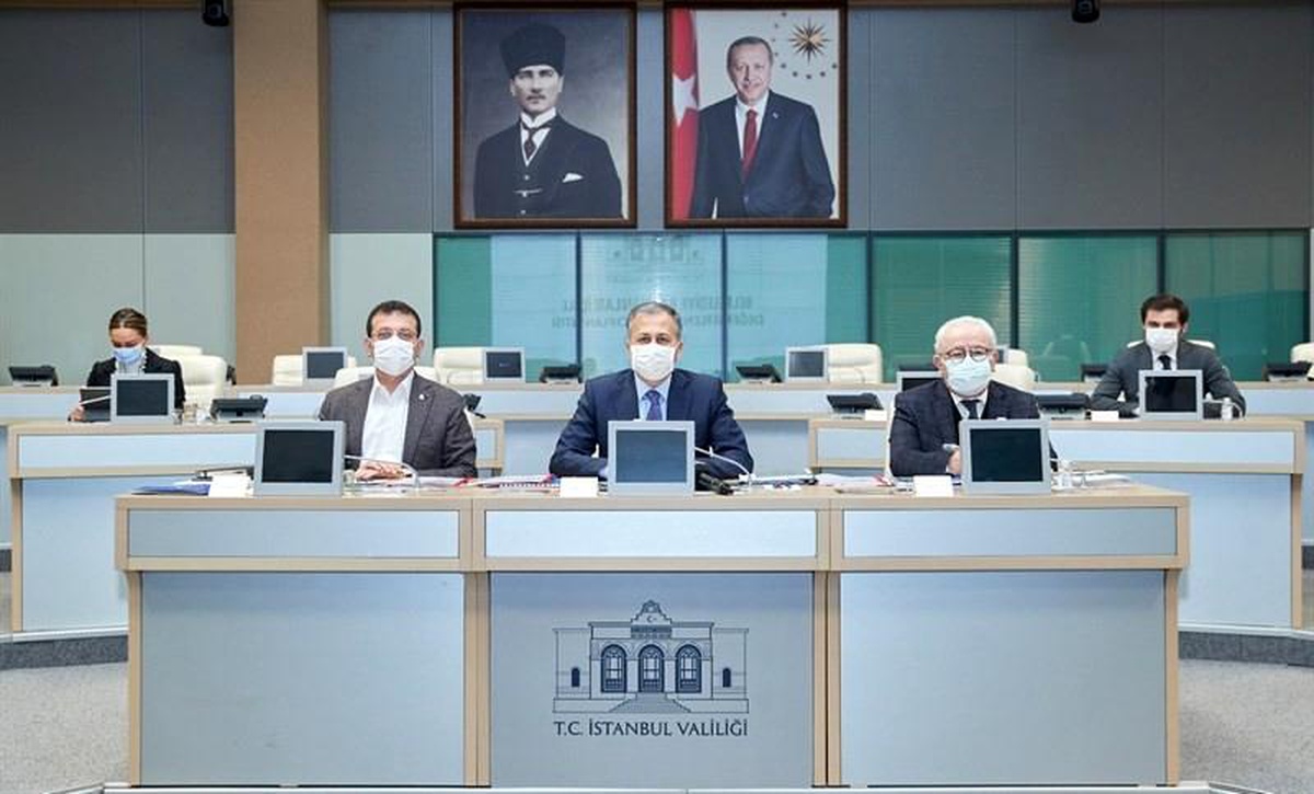 Vali Yerlikaya yerel yönetimler toplantısından kareleri sosyal medyada paylaştı