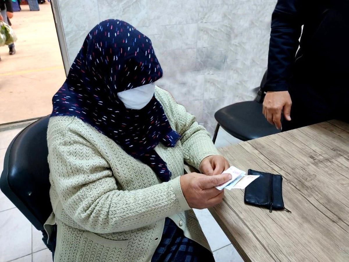 Yaşlı kadın 2 ay önce kaybolan para dolu cüzdanına kavuştu