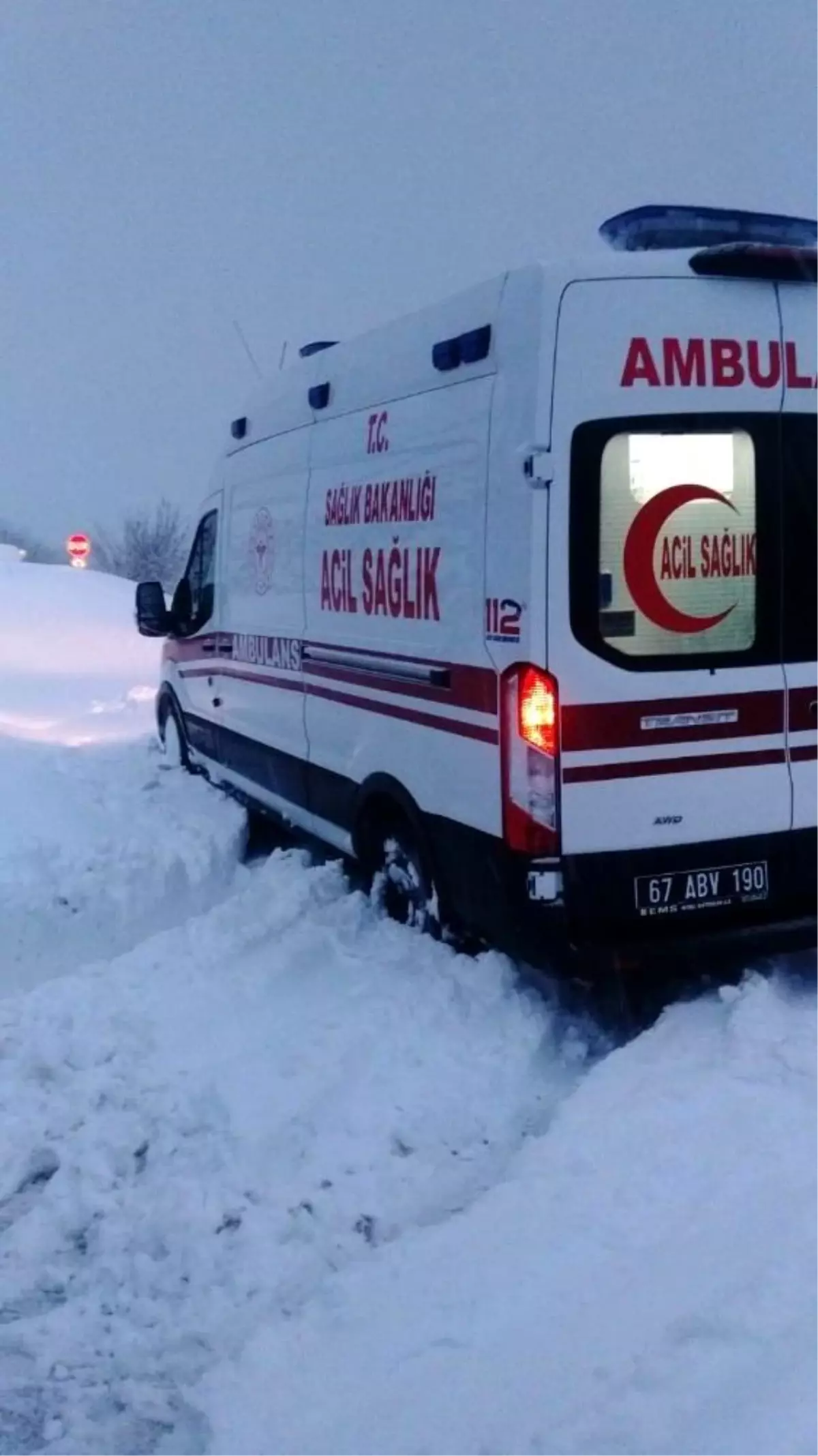 Yoğun kar yağışı yüzünden hamile kadın köyünde mahsur kaldı