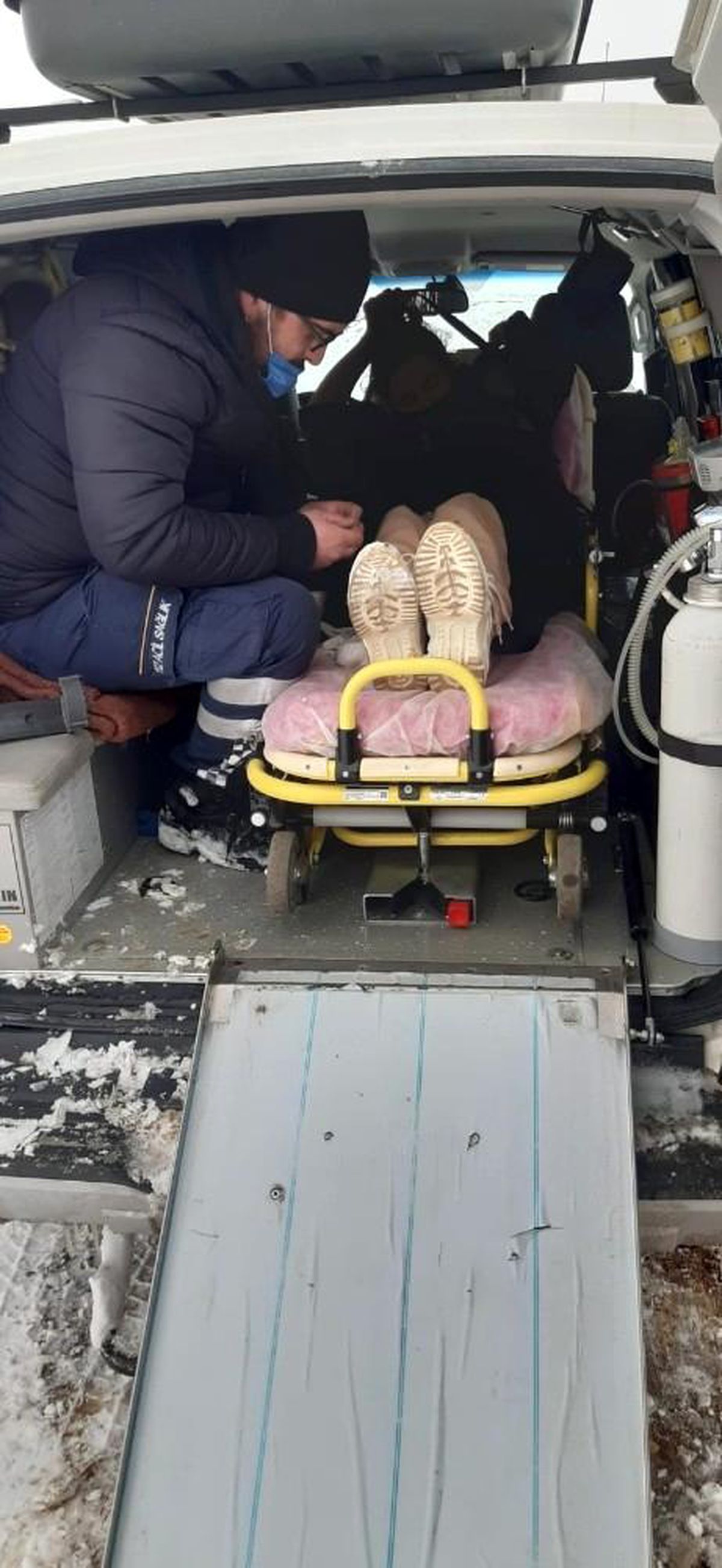 Son dakika haber | 21 yaşındaki genç, paletli ambulansla hastaneye ulaştırıldı