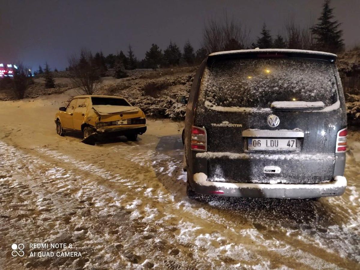 Son dakika: Ankara\'da kar yağışı kazaları da beraberinde getirdi: 2 yaralı