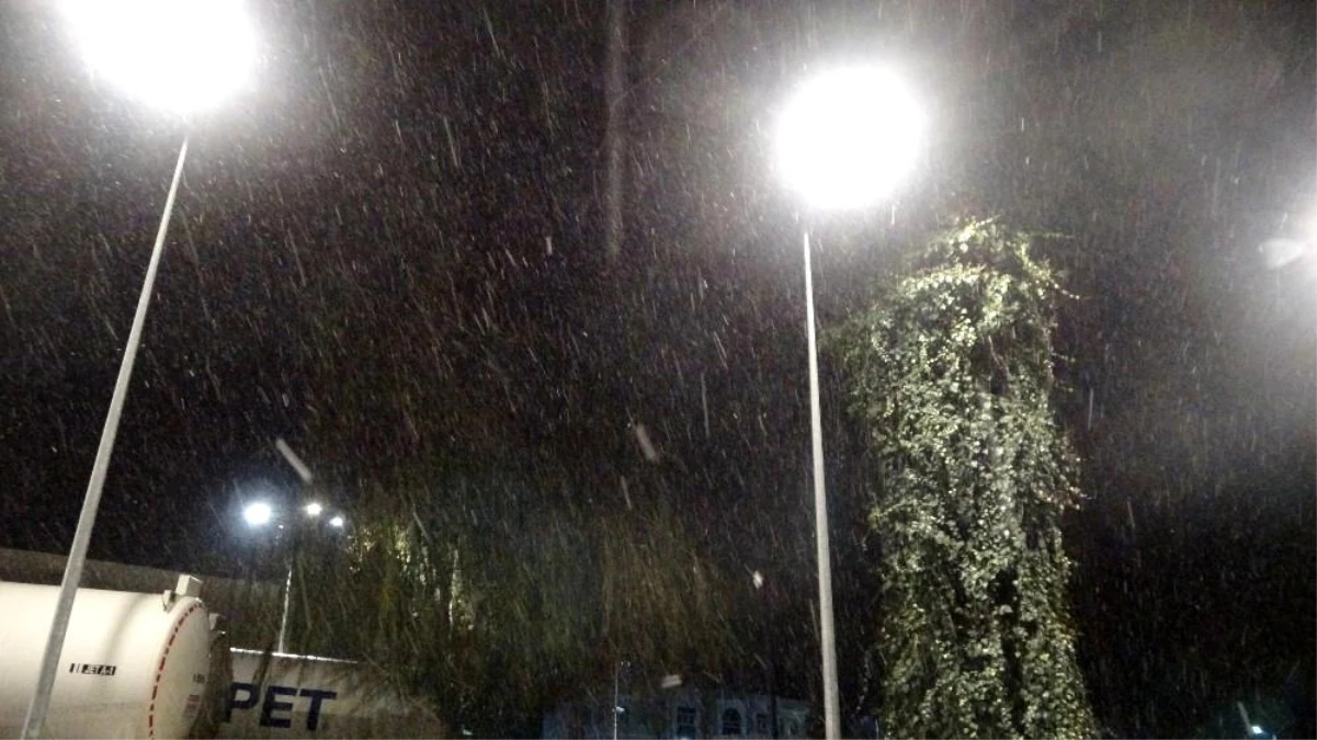 Antalya\'ya 5 yıl aradan sonra kar yağdı