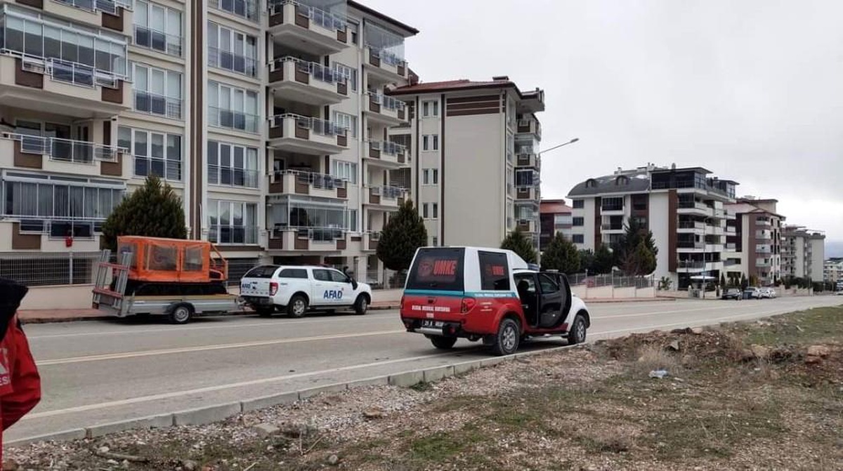 Arazi aracı ile geziye çıkan 4 genç mahsur kaldı: 2 kişi yaralandı