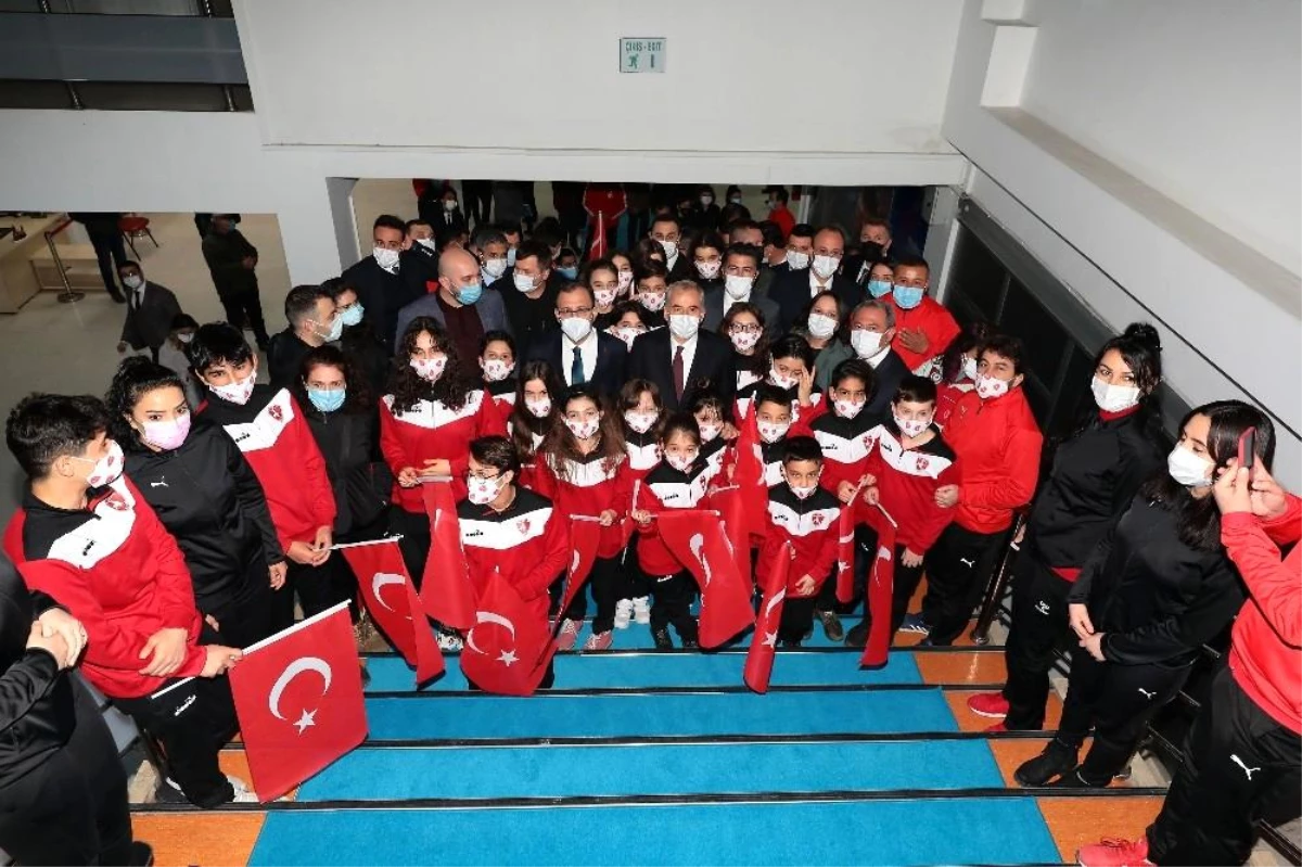 Bakan Kasapoğlu\'ndan Büyükşehirin spor yatırımlarına tam not