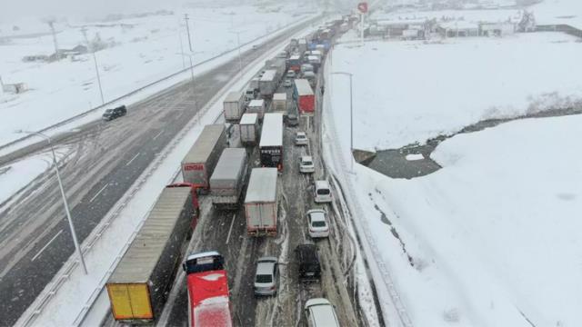 Balıkesir-Bursa karayolu yoğun kar yağışı nedeniyle trafiğe kapandı! Araç kuyruğu 25 kilometreyi buldu