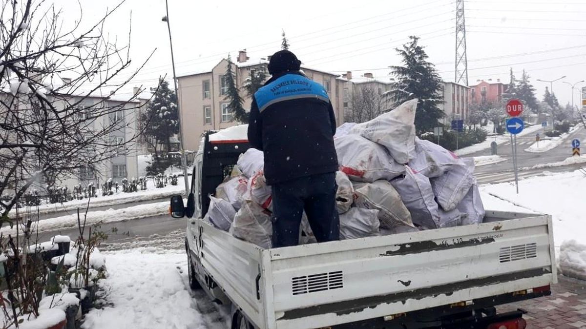 Başiskele\'de yakacak odun yardımı yapılıyor