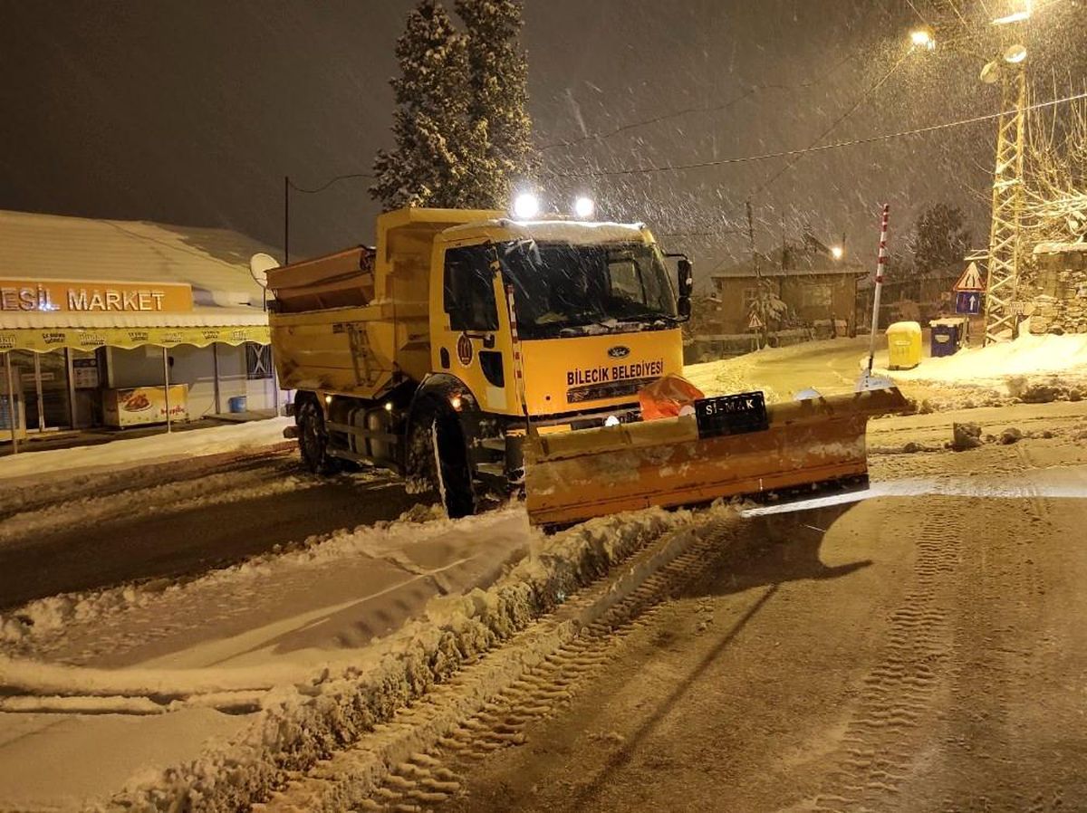 Belediye ekipleri tüm gece mesai yaptı