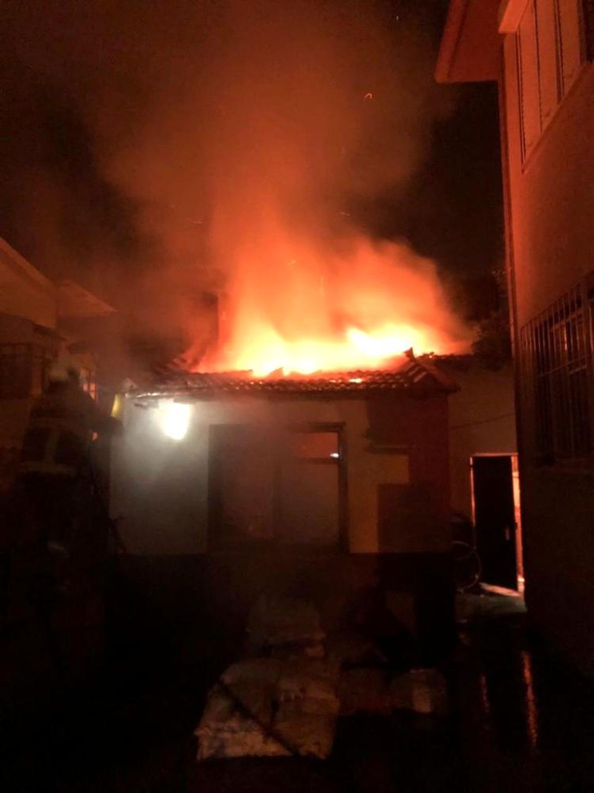 Son dakika haber! Burhaniye\'de bir apartmanın kazan dairesinde çıkan yangın korkuttu