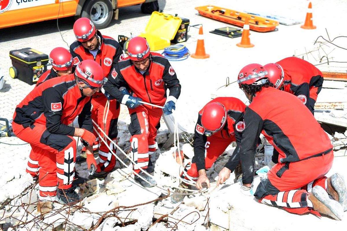 Çiğli\'de mahalle arama ve kurtarma ekipleri kuruluyor