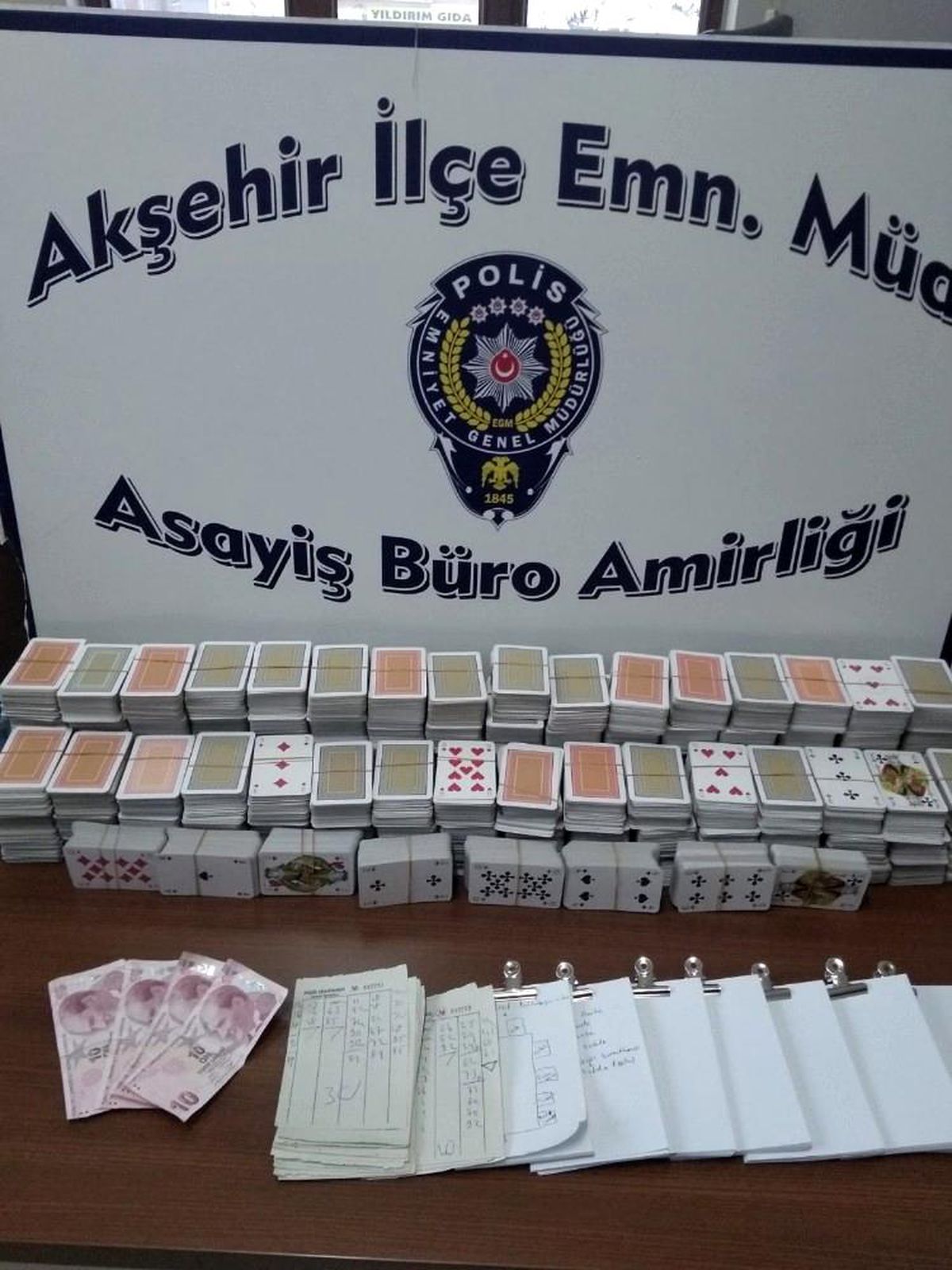 Covid-19 tedbirlerini ihlal ederek kumar oynayan 6 kişiye ceza