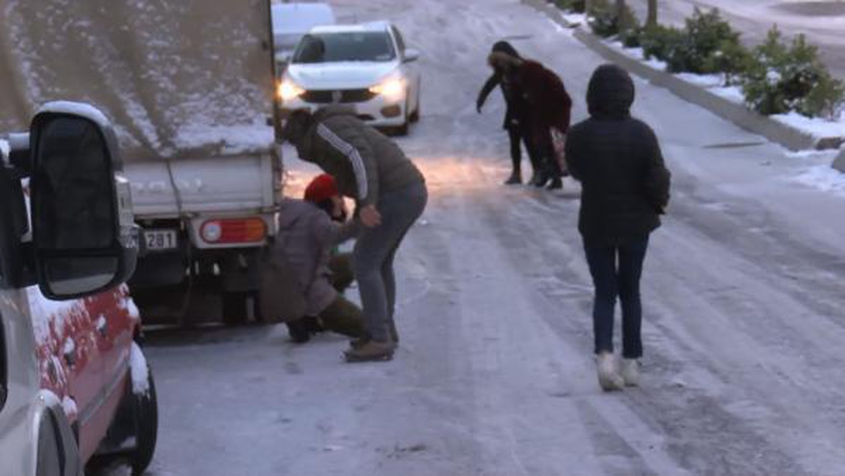 Buzlu yolda kayan genç kız kafasını kamyonete çarptı