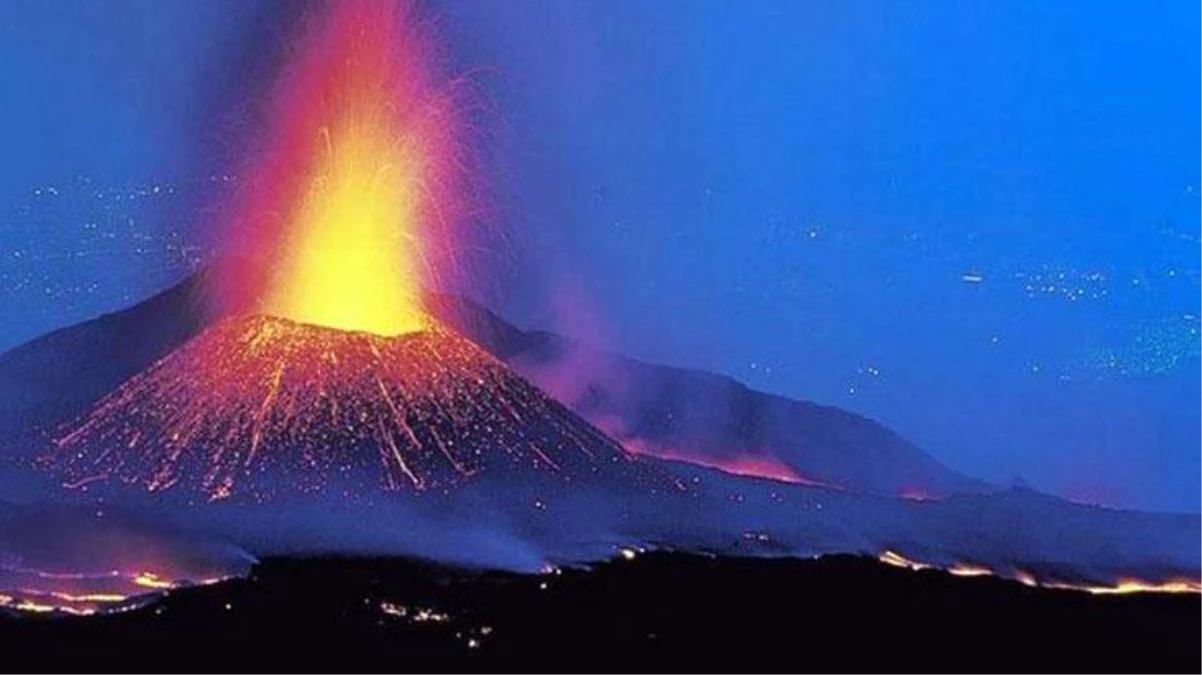 Etna Yanardağı\'nda şiddetli patlama! Bölgeye taş ve kül yağdı