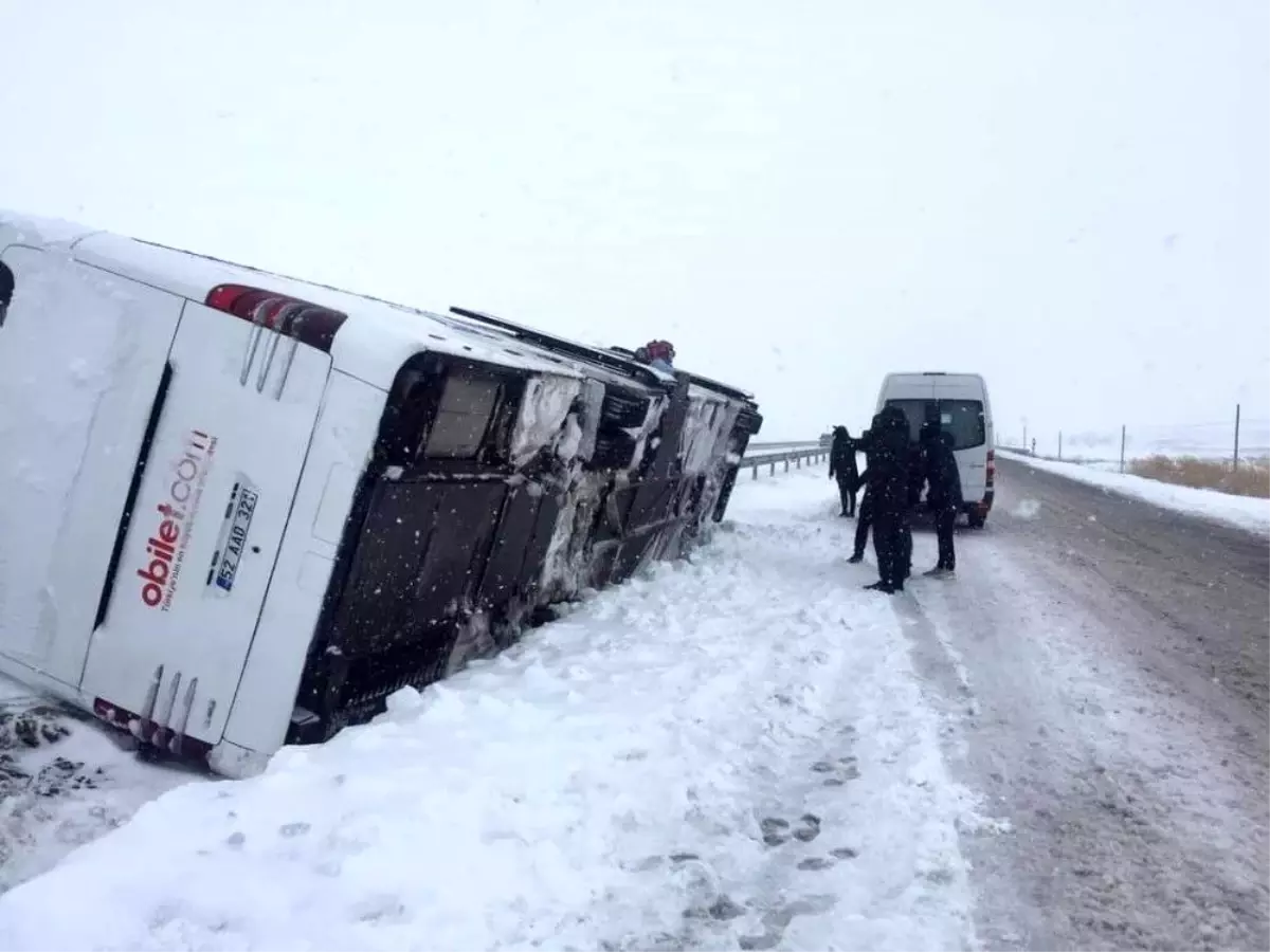 Fatsa Belediyespor kafilesini taşıyan otobüs Kırıkkale yakınlarında devrildi