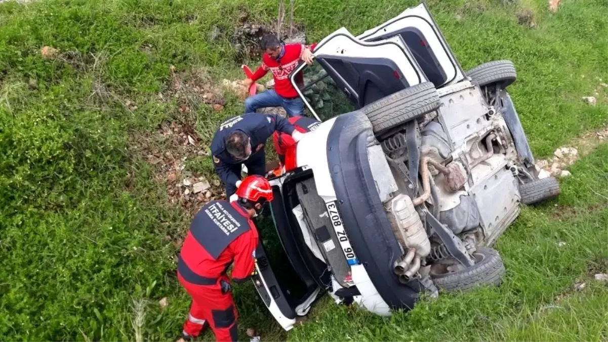 Kanala devrilen otomobilde sıkışan kadını itfaiye ekipleri kurtardı