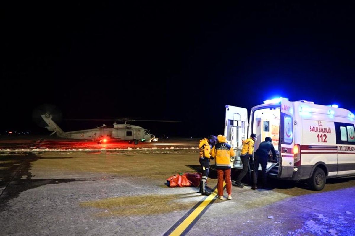 Gökçeada\'da rahatsızlanan 3 kişi için Deniz Kuvvetleri seferber oldu
