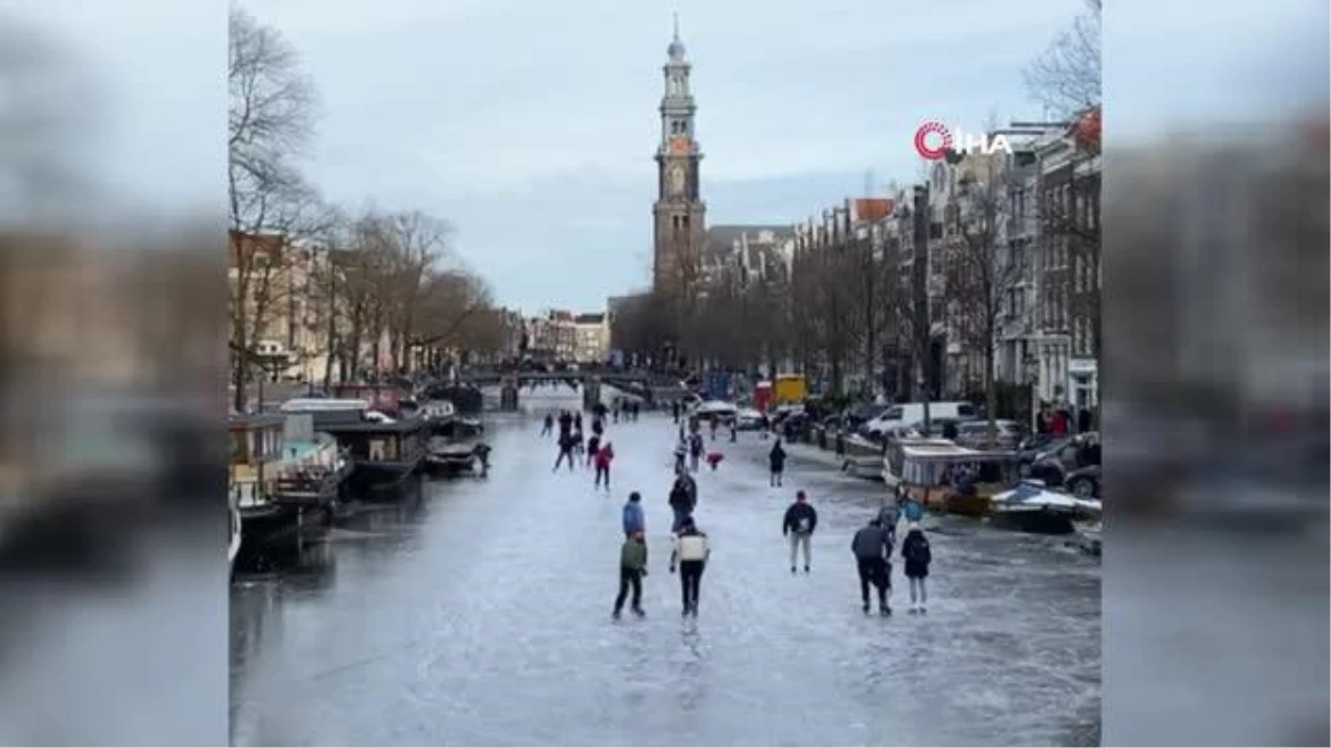 Hollanda\'da buz tutan kanalın içine düşen vatandaşları çevredekiler kurtardı