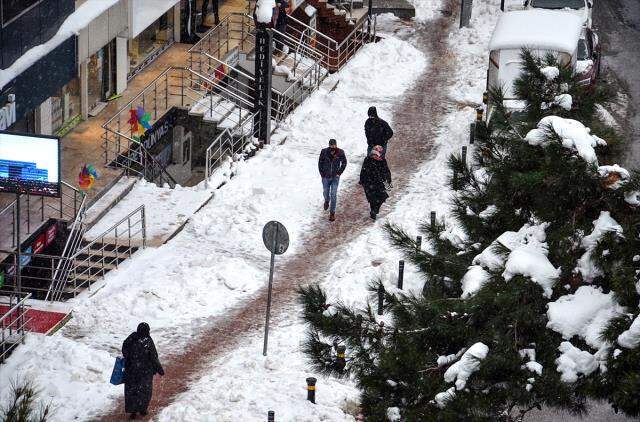 İstanbul'da etkili olan kar yağışı megakenti ne zaman terk edecek? AKOM saat verdi