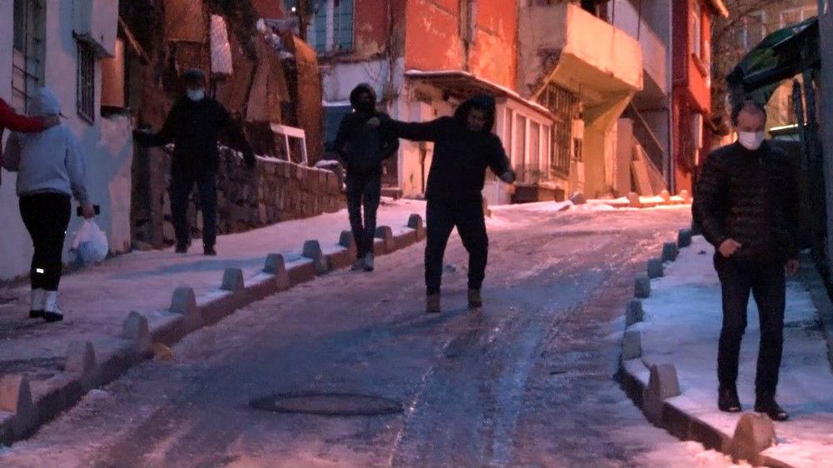 İstanbul'da kar yağışı sonrası oluşan don nedeniyle vatandaşlar zor anlar yaşadı