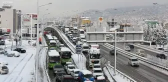 İzmit D-100 Karayolu'nda kar sebebiyle yoğunluk oluştu